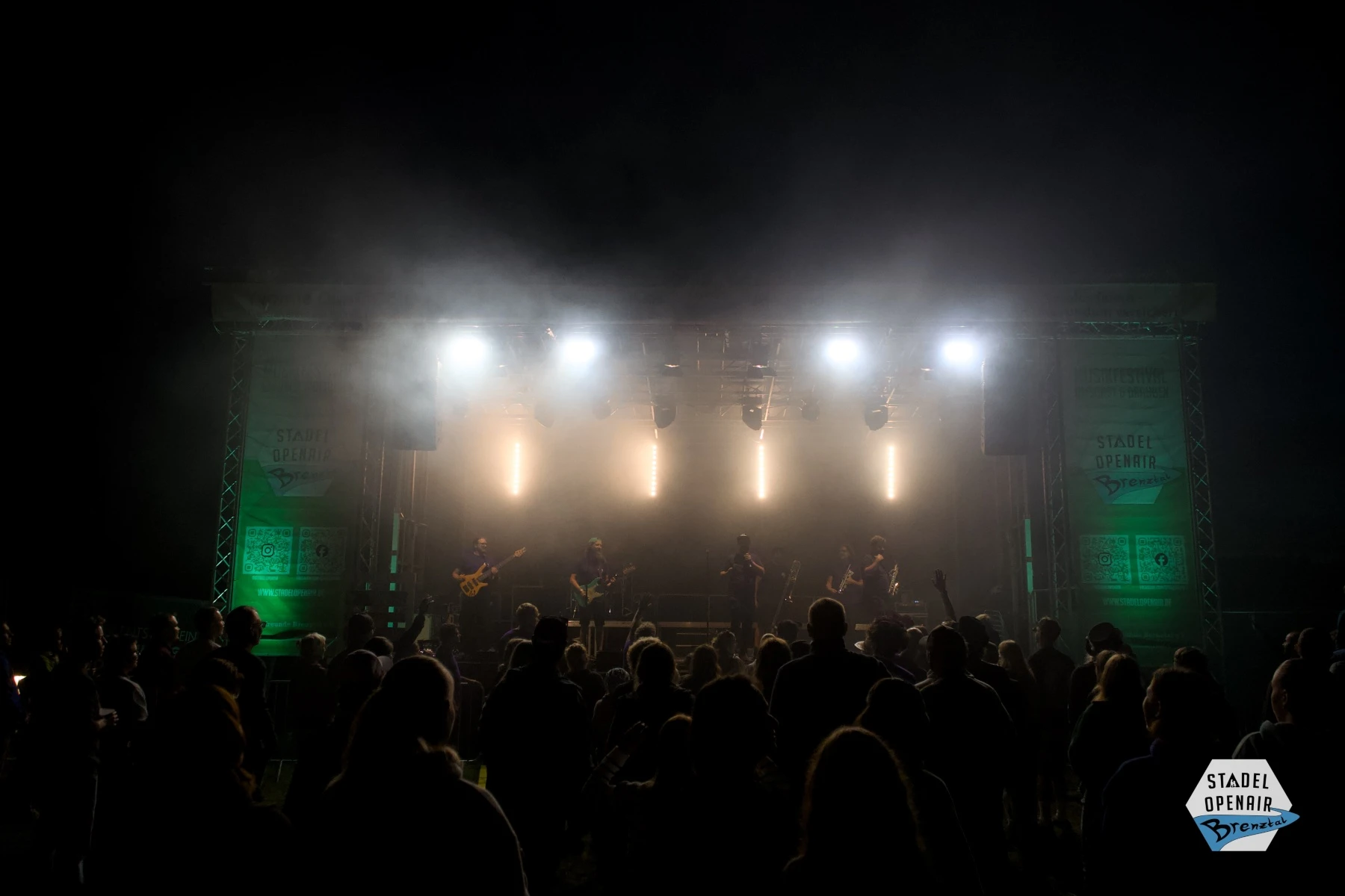 Band auf der Bühne beim Stadel Openair, davor das Publikum